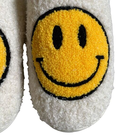 NEW Molatin Fuzzy Smiley Face Slippers Size W 10.5-11 M 9-10 Emoji Loungewear - Picture 6 of 15
